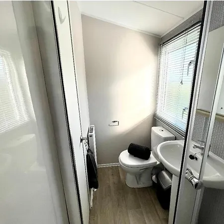 Newperran 102 - 2 Bedroom Country & Valley View Caravan *